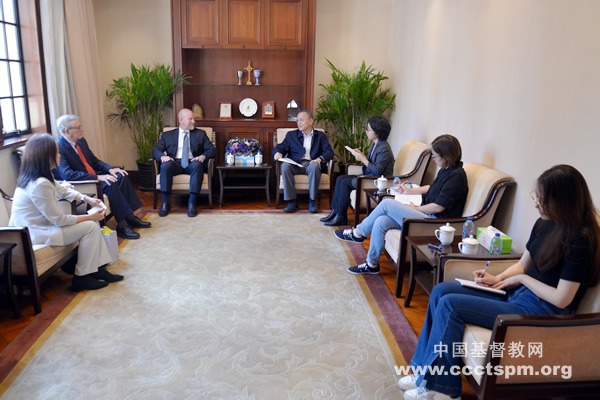 沈学彬牧师接待美国葛培理布道会一行