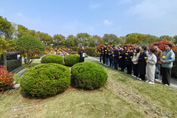 华东神学院师生为吴耀宗等基督教前辈扫墓