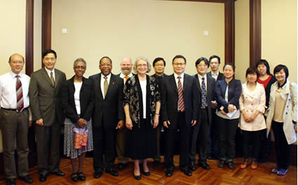 美加基督会和美国联合基督会主席代表团访问基督教全国两会