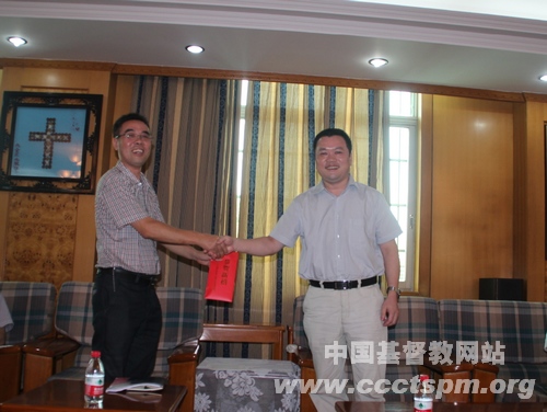 浙江省民宗委副主任陈振华慰问神学院专职教师