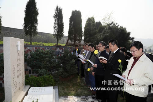 高峰会长带领在宁部分同工为丁光训主教和韩文藻先生扫墓