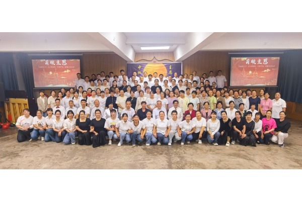 陕西圣经学校举办中秋国庆迎新晚会